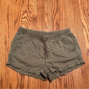 H&M olive green shorts size 6 with pockets adjustable waist band
